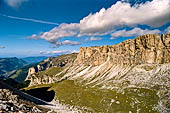 Trekking nel Parco Naturale Puez-Odle. Da Passo Gardena al Rifugio Puez, superato il passo di Cir il panorama si apre verso la Val de Chedul contornata da pareti di roccia verticali.